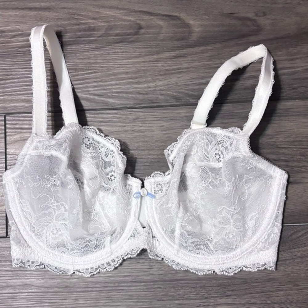 White Lace Bra
by Wacoal
Sz- 34DD
Like New
